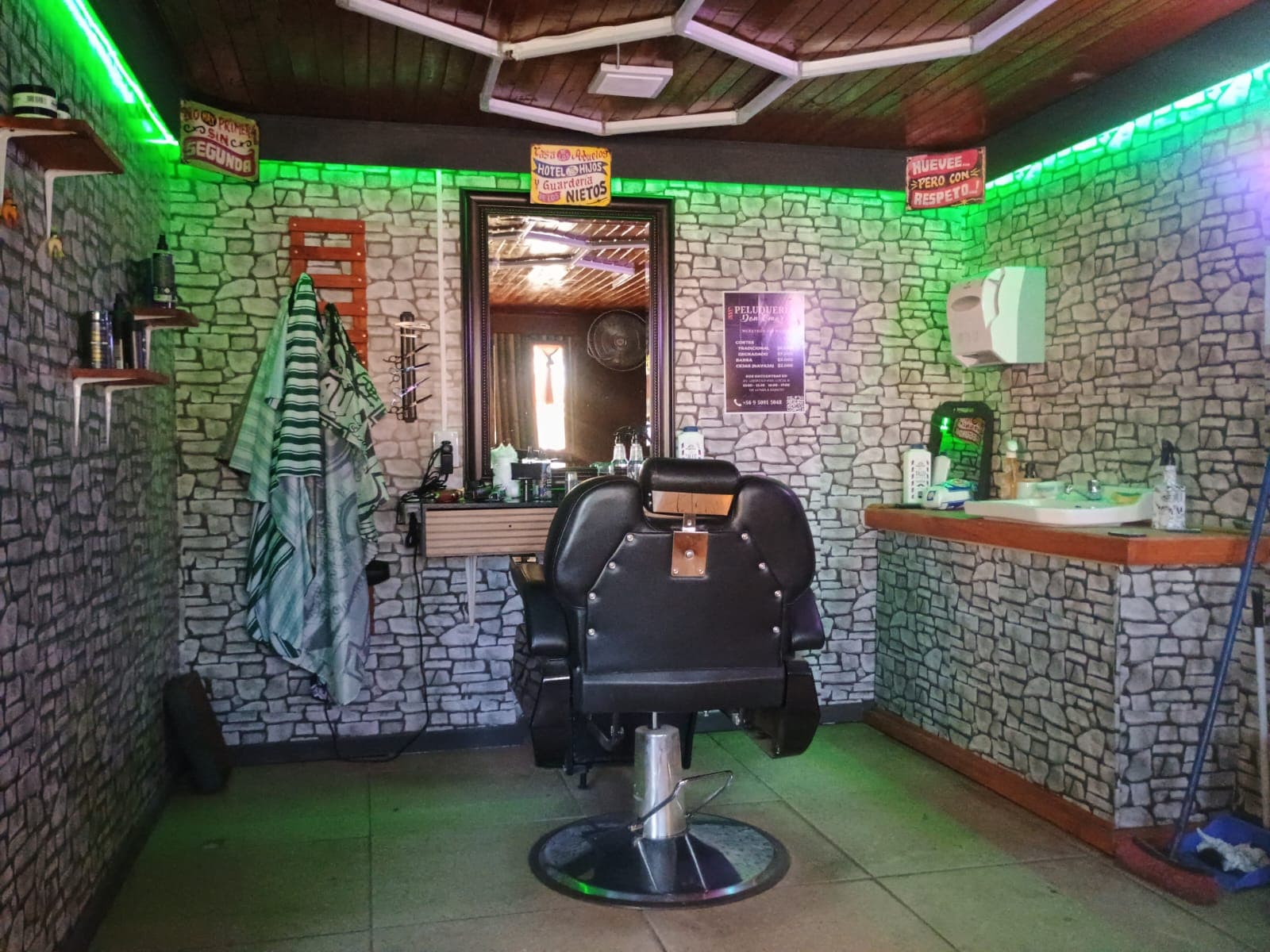Interior de la barbería Don Omar
